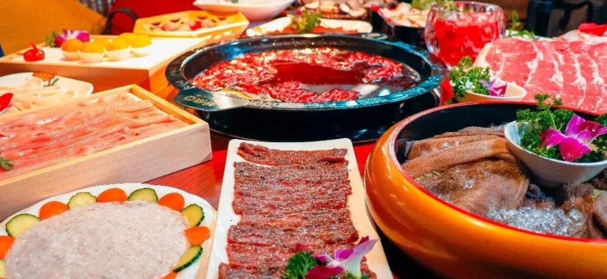 “红楼梦”之龙凤锅，其味醇香，令人垂涎