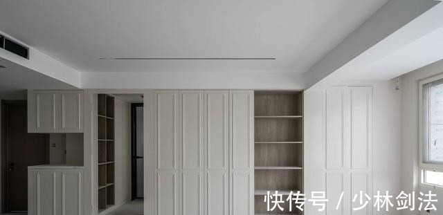 储藏间|无玄关户型可以学，一侧墙装3面柜连通过道，无中生有多个储藏间