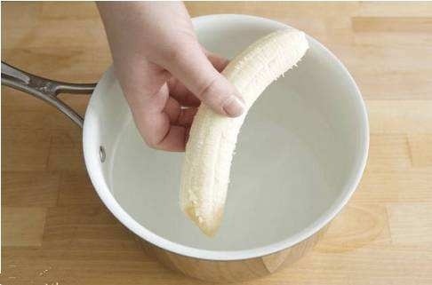 睡眠质量|香蕉剥皮用来煮水，能镇静神经、治疗失眠，比吃药还管用！