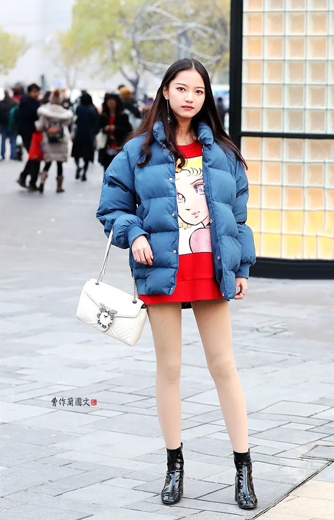 温暖|街拍:温暖又时尚的肉色丝袜美女