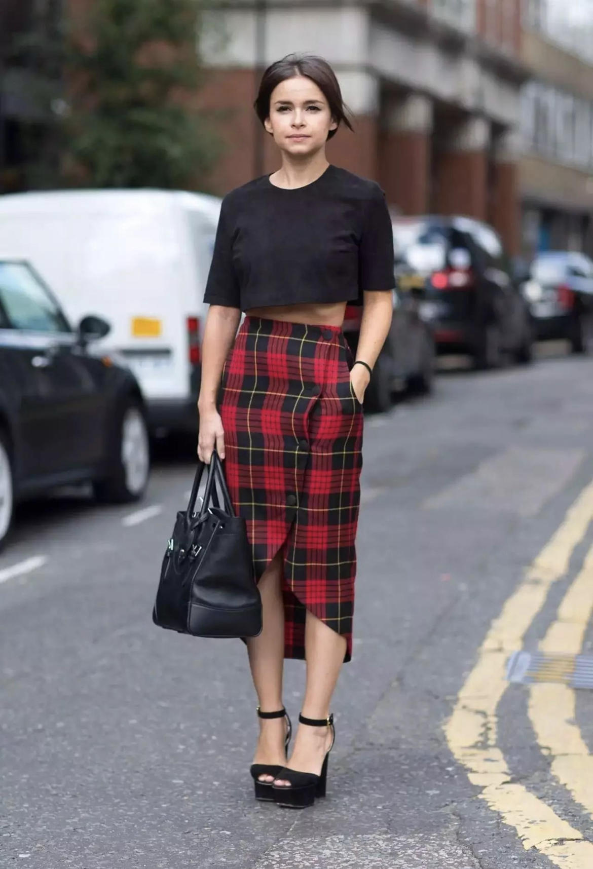 包臀裙|马蓉的夏季机场造型还挺潮流！针织衫搭配格纹半身裙，简约洋气