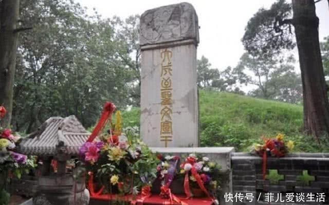 康熙祭拜孔子却不肯下跪,大臣找来黄布遮住碑上1字,康熙立刻跪下行礼!