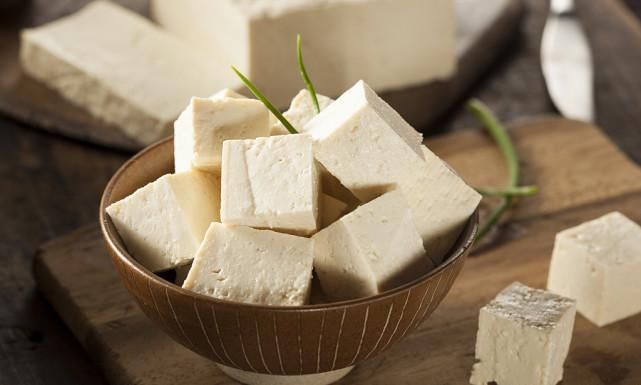 骨质疏松的祸根找到了,医生忠告:最好少吃3物,增加骨密素