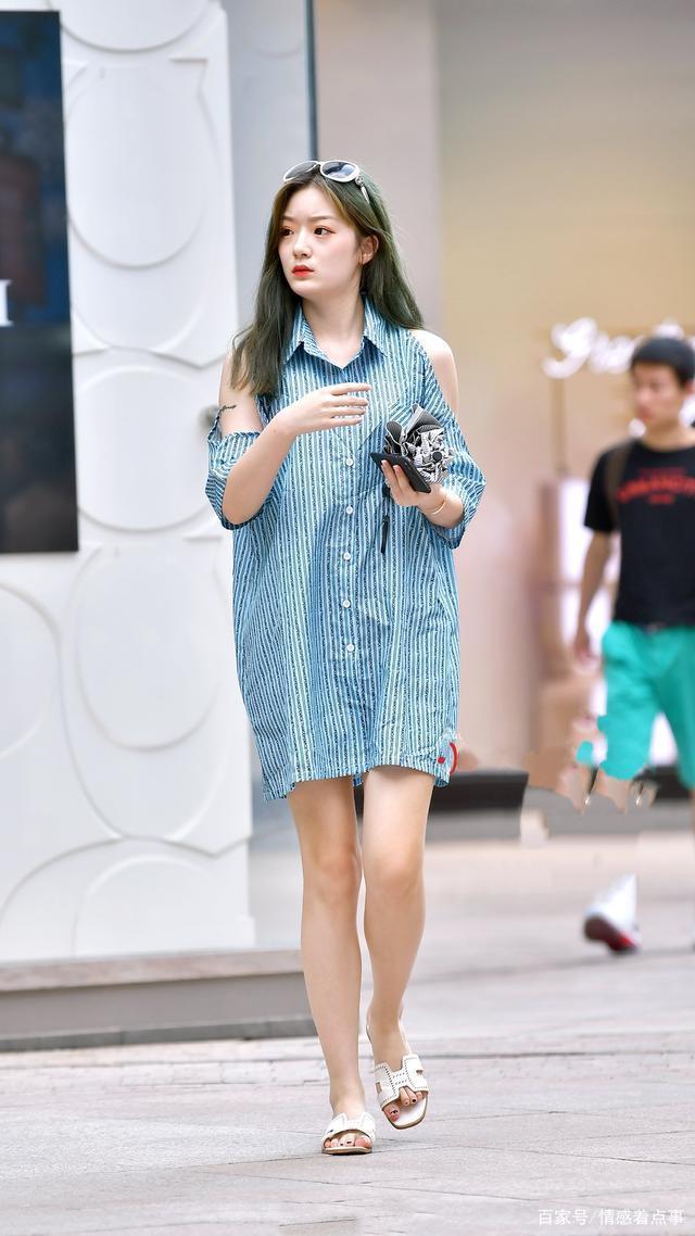 时尚穿搭条纹衬衫裙,搭配拖鞋,简约又时髦