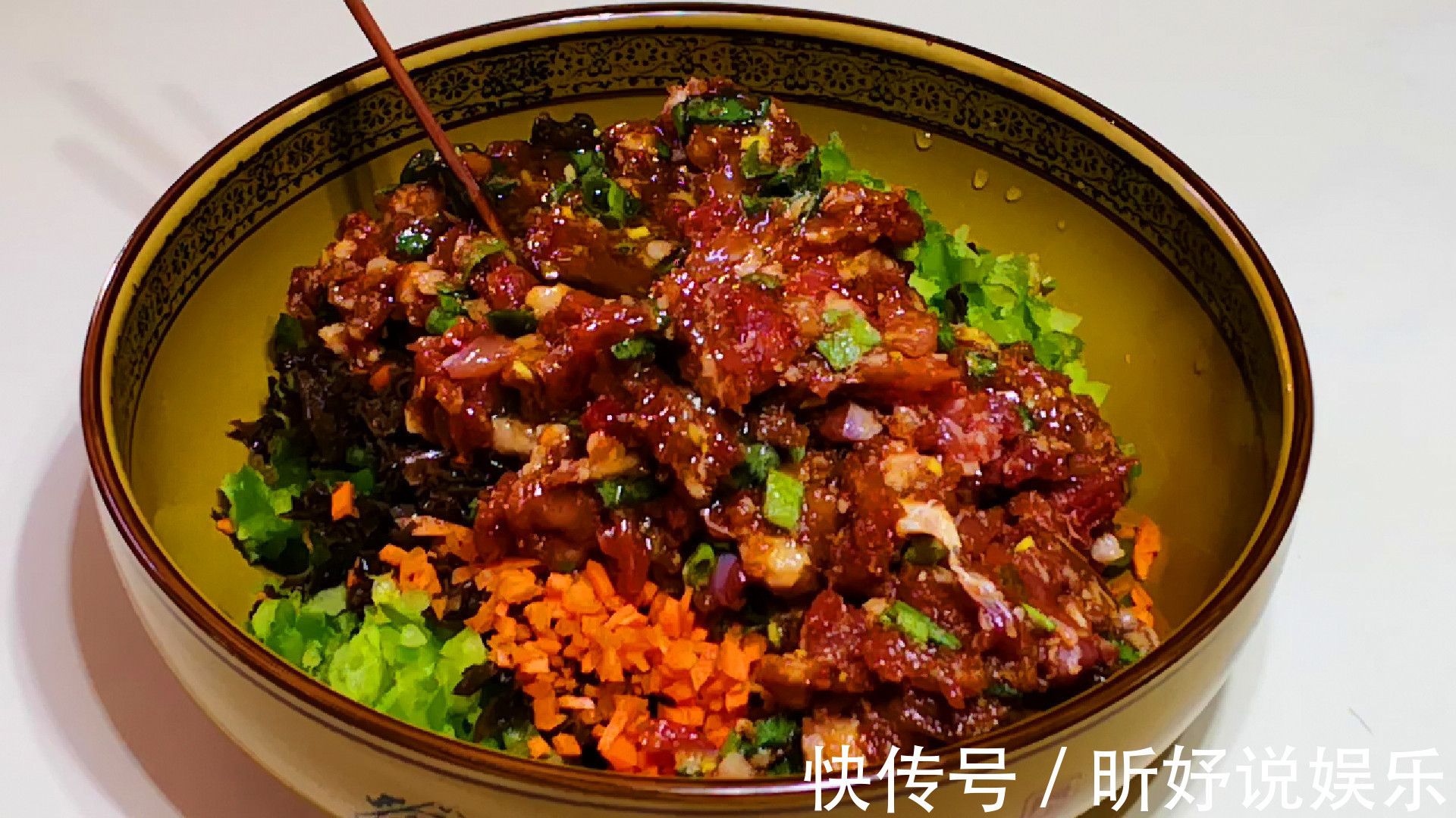 拌饺子馅时别只会加花椒水,学会这拌馅诀窍,饺子又鲜又香不油腻