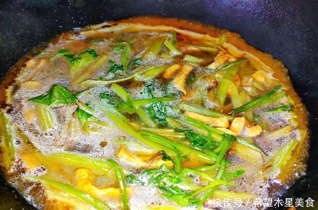 松散|吃腻了豆角焖面,不妨换种吃饭,蒸一锅芹菜焖面,松散筋道超好吃