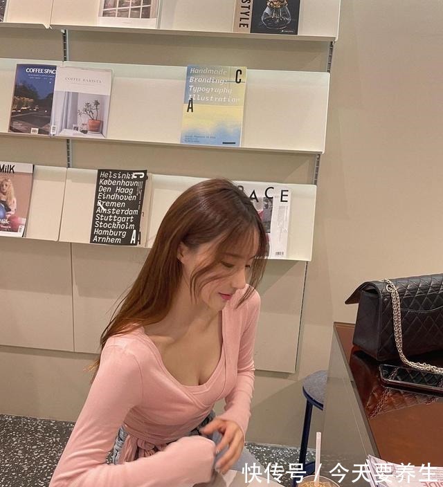 宽松牛仔裤 韩搭|水洗色宽松牛仔裤把小姐姐的身材完美展现了!