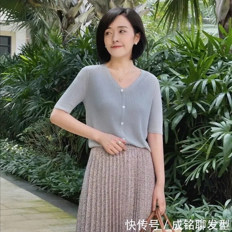 巧克力色|秋季有一种穿搭叫“针织衫+半裙”,简单好看又舒服,优雅又舒服