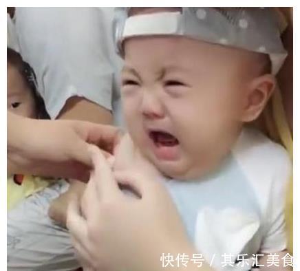 妈妈|一岁萌娃迷人表情走红,妈妈“逗娃”手法引争议,网友:我也要!