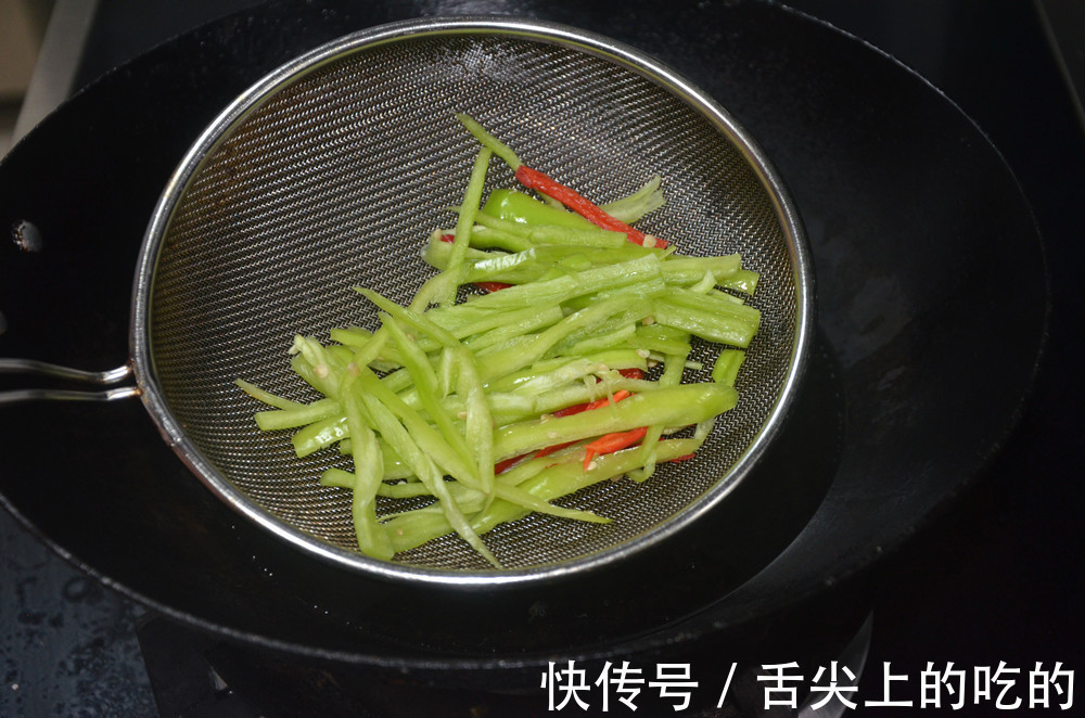 炒瘦肉有人加淀粉，有人放蛋清都错了，老师傅教你一招，嫩滑不腥