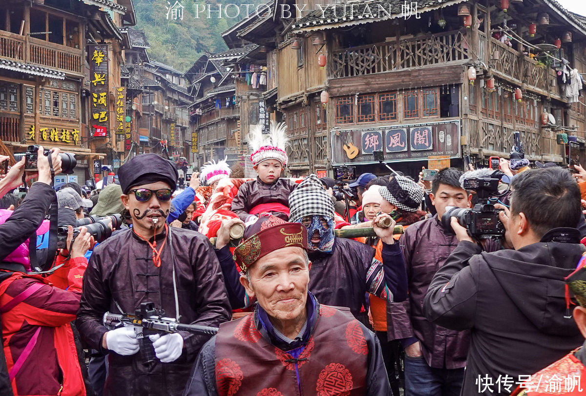 热闹|全国最大侗寨喜迎新年，万人同乐“抬官人”，欢天喜地好热闹