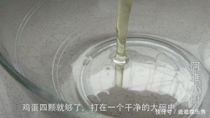 4个鸡蛋，1碗面粉，教你在家自己做老式鸡蛋糕，再也不用买了