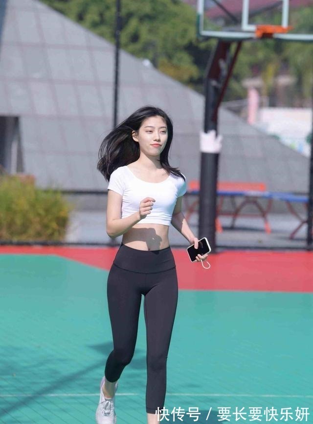 装扮 潮流有新意的打底裤装扮让气质满满呈现，穿着舒适个性，青春时尚！