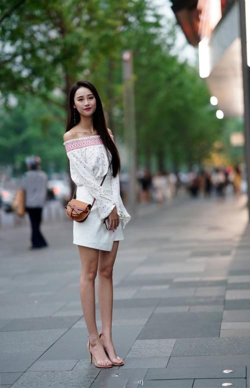抹胸|小姐姐肤白貌美，穿抹胸装搭配小短裙，显一身仙女气息