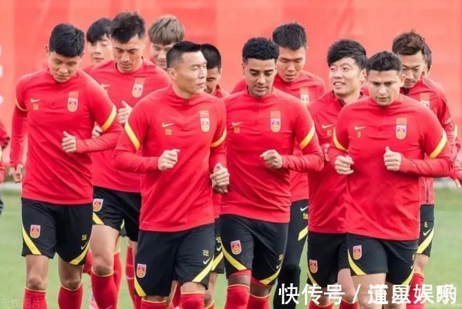 世界杯预选赛|国足人际关系复杂?曝归化球员遭排斥,球迷:李铁是干什么吃的?