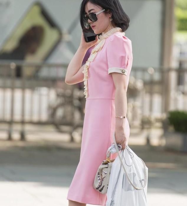 连衣裙的打扮好看又是上镜，展现女神的自信，好看又不简单