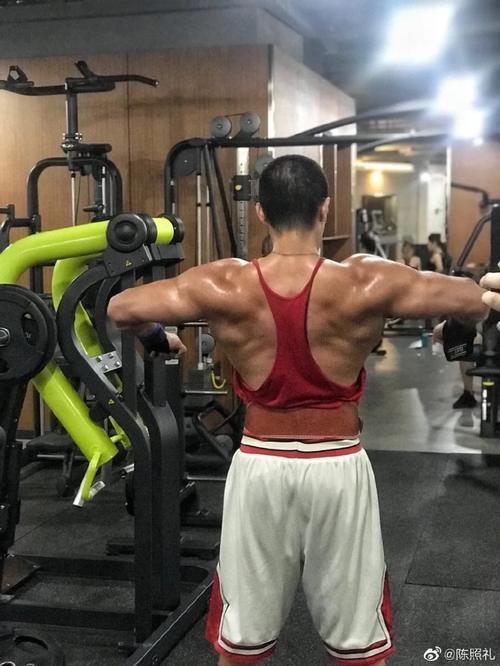 肌肉新郎婚礼现场脱衣引发尖叫，网友都在馋他身子….