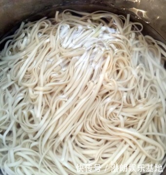 面条|煮面条总是水开才下锅NO,难怪口感不劲道,这才是正确做法