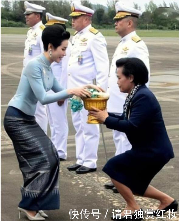 诗妮娜终于被婆婆认可，橘色裹身裙佩戴珍珠项链，35岁时又闪耀