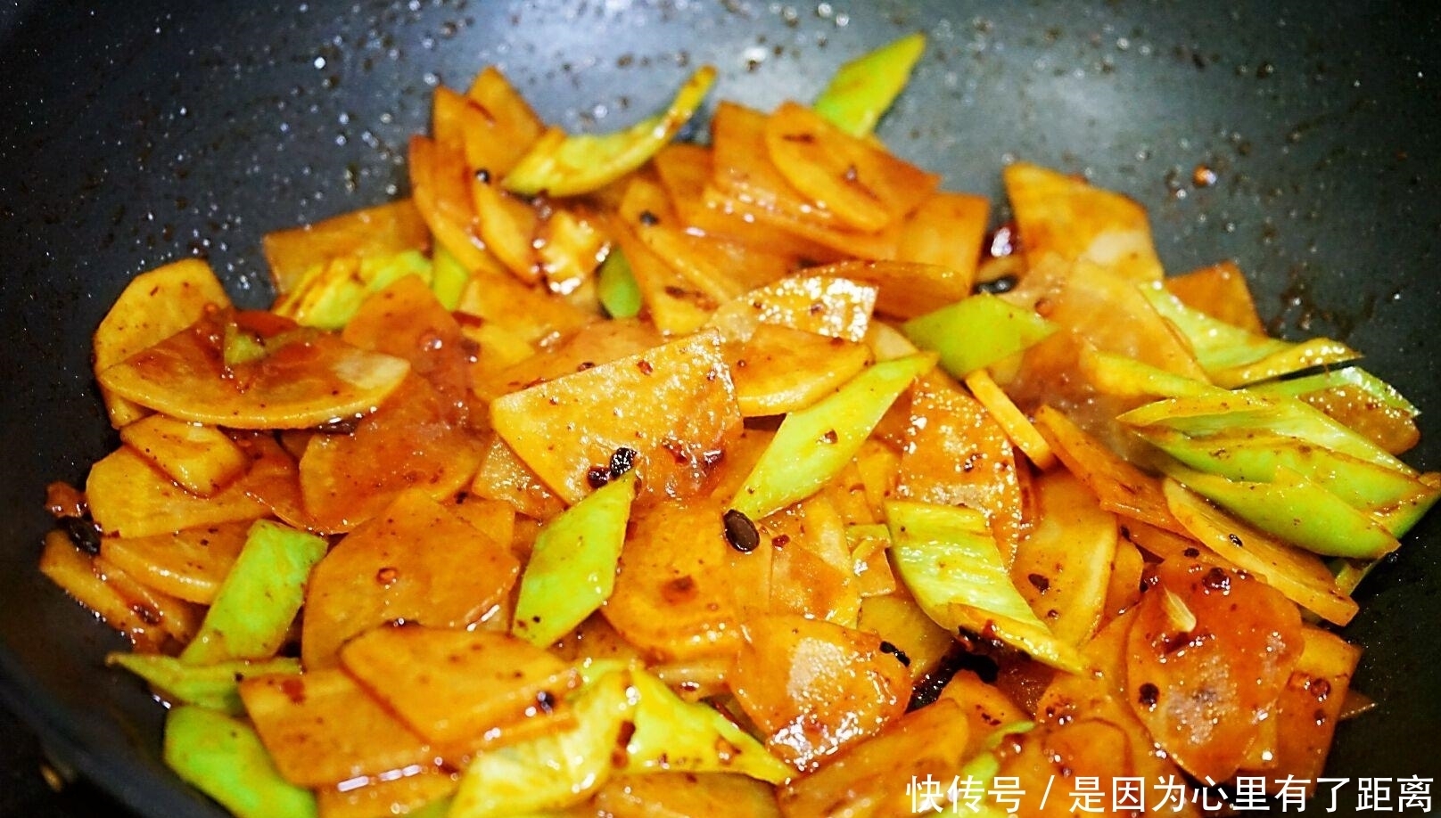 老干妈土豆片,颜色红润十分诱人,一看就有食欲,吃了就停不下