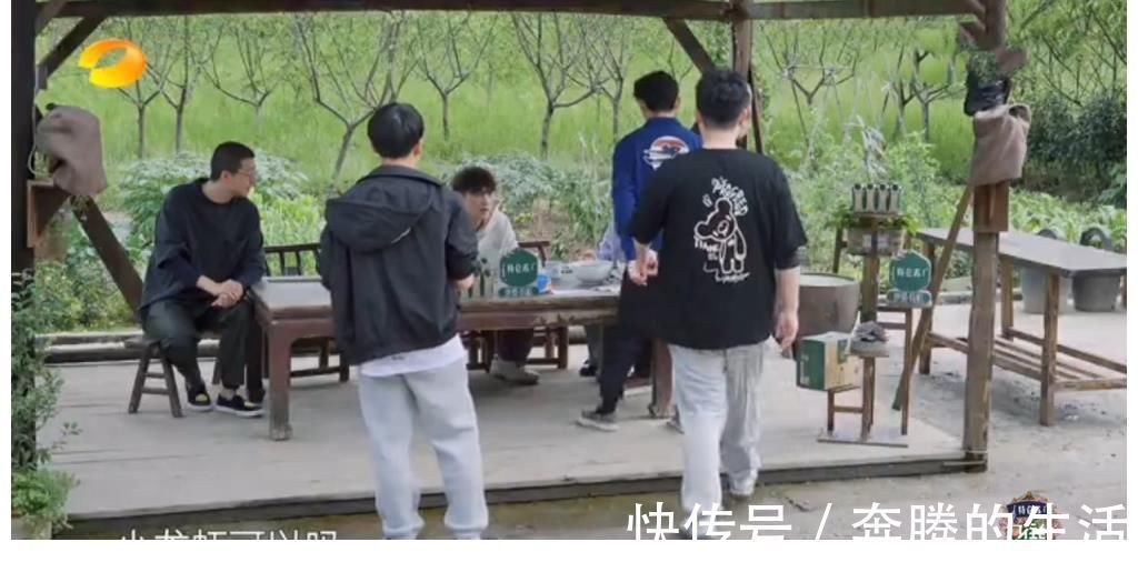 黄磊又黑脸?陈赫点名要小龙虾却剩下半盘,豪华食材恐失了初衷