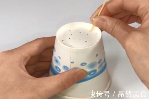 家里来客人,在一次性纸杯底部扎几个小洞,看了都夸聪明,太实用