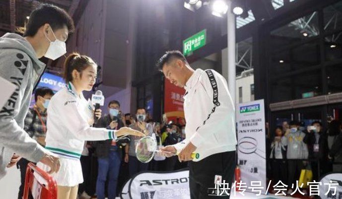吸水|38岁林丹嗨玩龙吸水!被可乐猛喷一脸呛鼻子,表情狰狞动作夸张