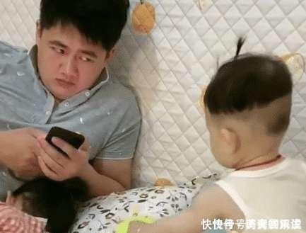 眼神|奶爸“重女轻男”走红,实力演绎儿子和女儿的区别,眼神太犀利!