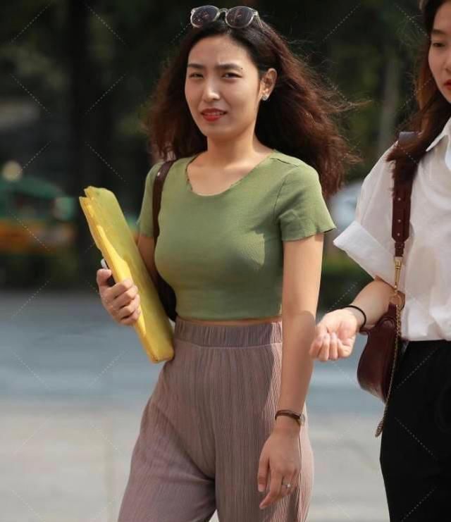 绿色版|美女绿色版夹克搭喇叭裤,暴露腰带线突出了大长腿彰显时尚气质