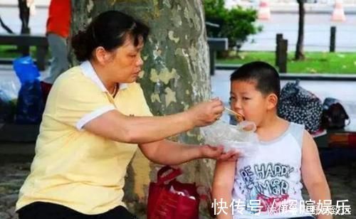 袒护|熊孩子踢坏影院屏幕,面对上万损失,家长:娃不懂事踢的!赔啥!