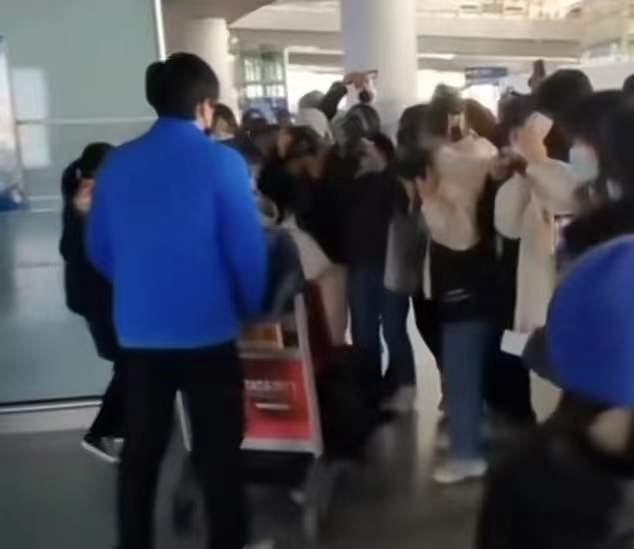 球员们|太过分!国乒帅哥回北京遭围堵,女粉丝怼脸拍,世界冠军全程黑脸