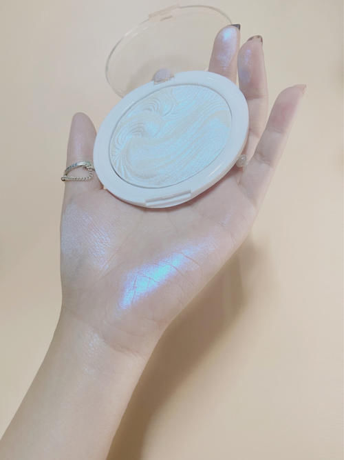 18岁贫民窟女孩爱用化妆品，学生党的福音！