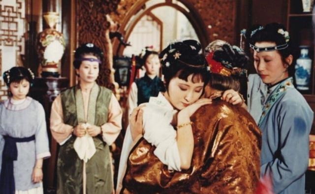 杏树@林黛玉住处窗纱旧了,贾母凭啥责备王夫人?王熙凤的反应才是经典