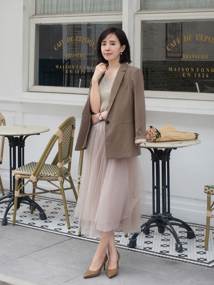 t恤|30+的女生建议多尝试优雅风，针织衫搭配高腰A字半身裙，高级减龄