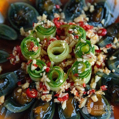 表白|#一道菜表白豆果美食#平淡却惊喜连连的凉拌皮蛋