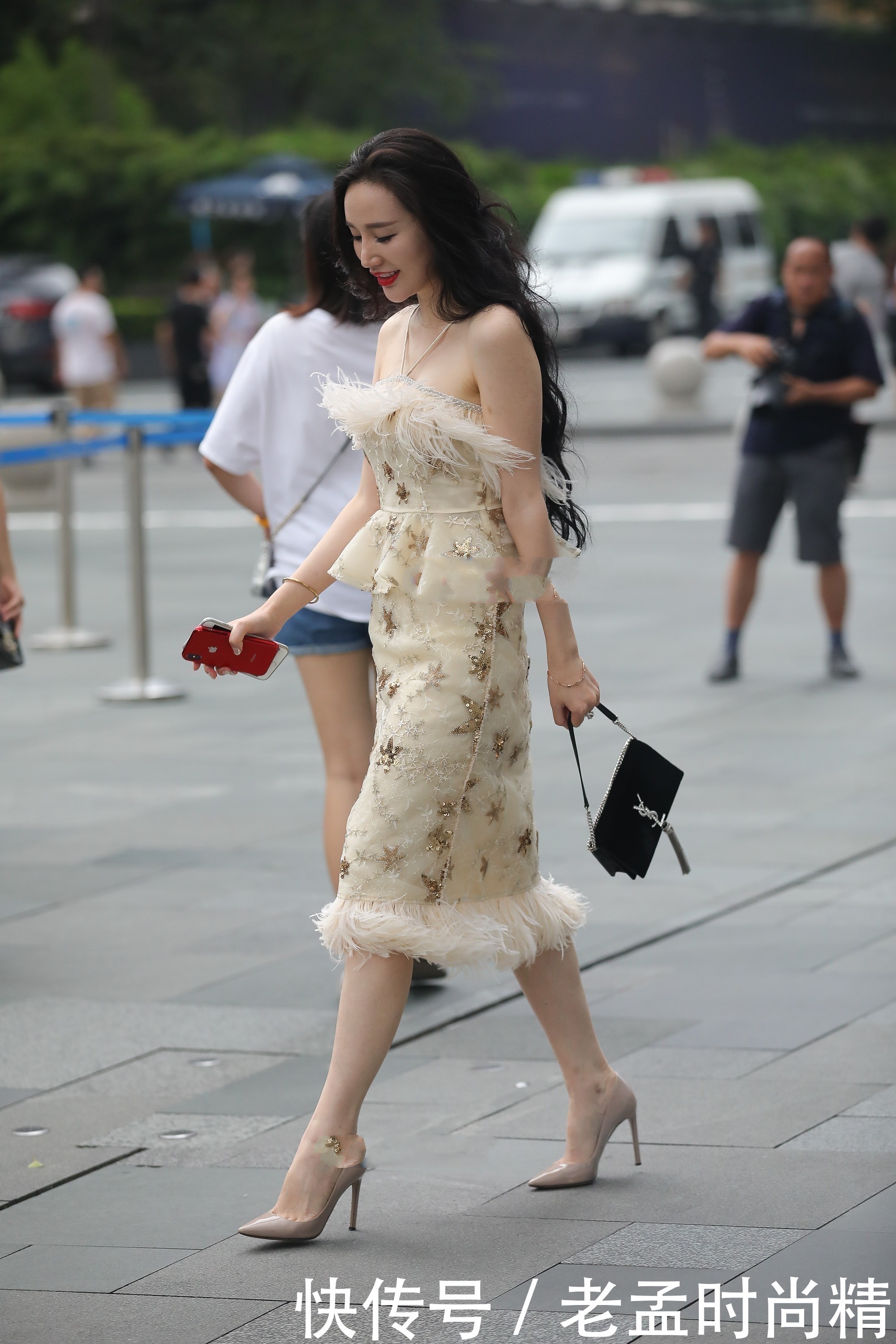 裙子|街拍:独特设计两根带子“挂”在脖子上,时尚款裙子,显优美曲线