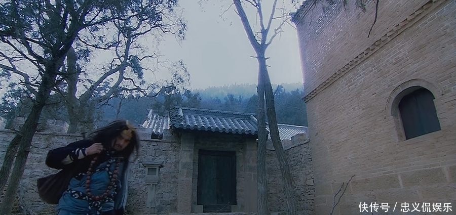 武松假扮头陀僧是为了躲避官府追捕,夜走蜈蚣岭那又是为了什么?