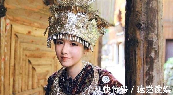 它被誉为“苗族短裙第一村”,女孩子都爱超短裙,长度仅16厘米