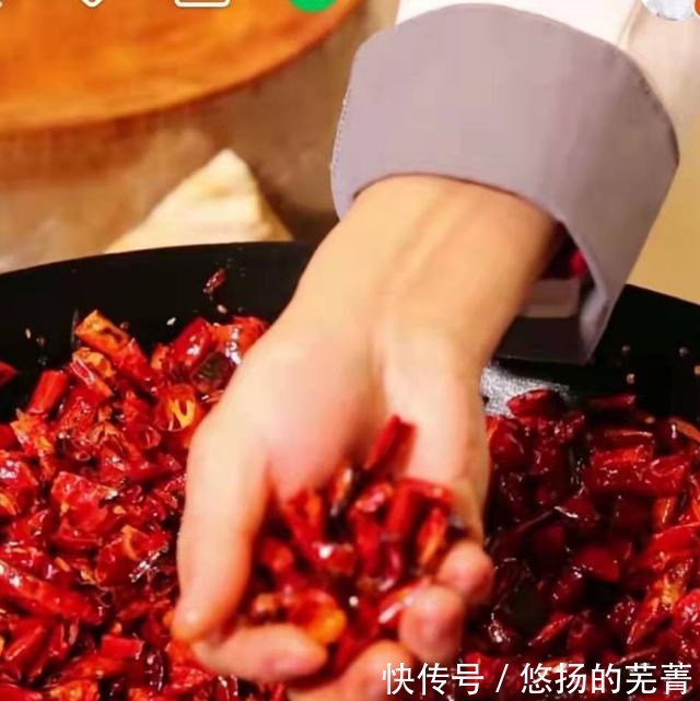 如何把红油炼制的又红、又香又辣,需要放3种辣椒,炼制分3个过程