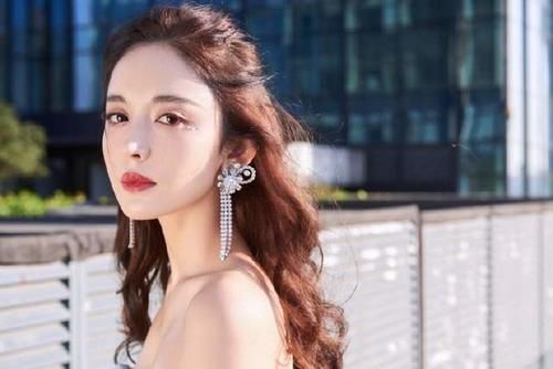 木棕|今年冬季流行染“奶茶色”,看似低调却很有质感,不换发型也时髦