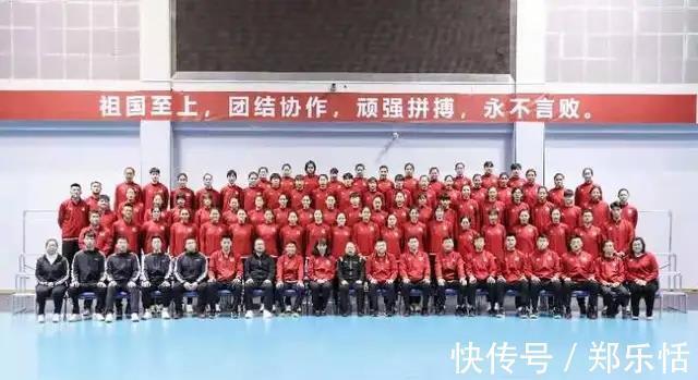 女排国家队|中国女排67人庞大训练营开练，蔡斌强调半军事化管理，将分组考核