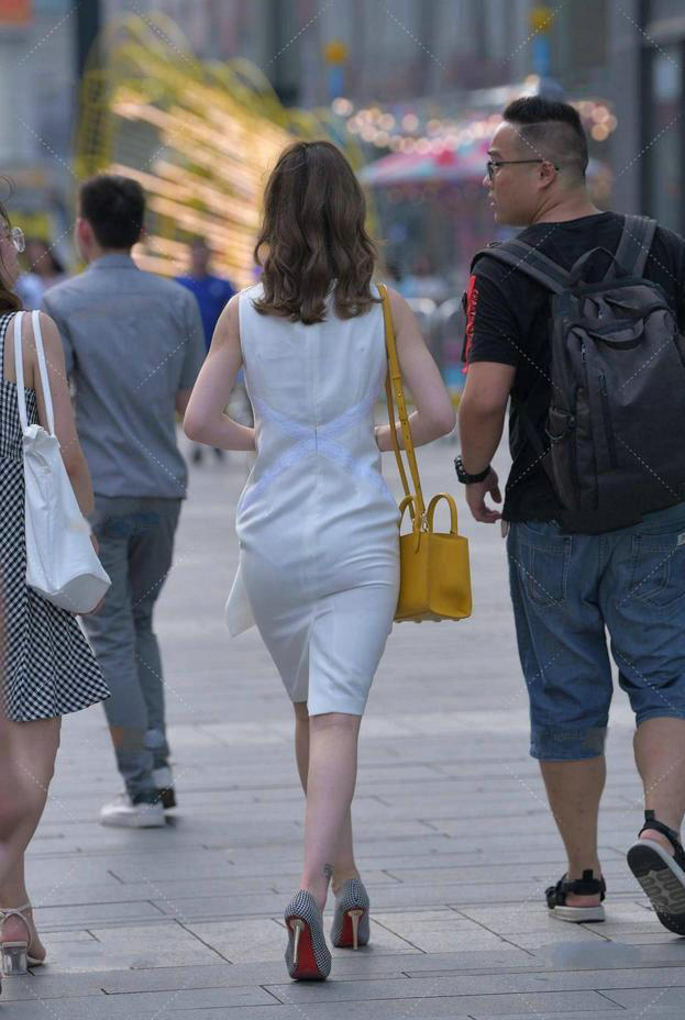 修身裙 白色修身裙时尚优雅, 彰显出楚楚动人的气质