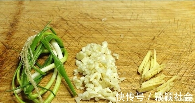 比白切鸡还好吃入味的清蒸鸡,不用一滴油,蘸上酱汁好吃不上火