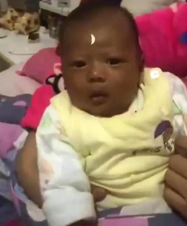 皮肤|“国产黑宝宝”走红,父母都是纯种亚洲人,孩子却堪比“包青天”