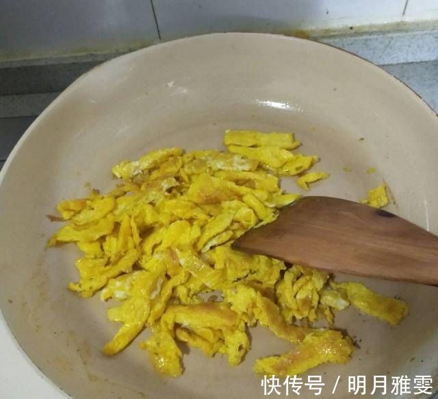 香味|香芹炒鸡蛋,入口充满了香味,很嫩,大人小孩都喜欢