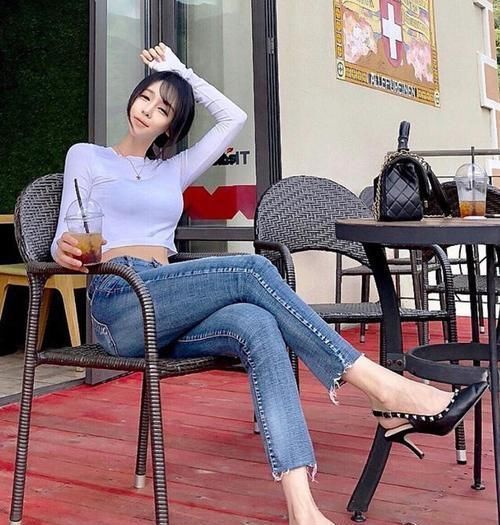 美丽大方|修身时尚的牛仔裤,清新优雅美丽大方,年轻妹子穿十分吸睛