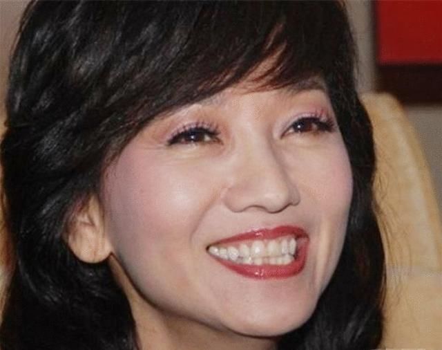 同样是大笑，张雪迎丑，赵丽颖丑，杨紫丑，而她最好看