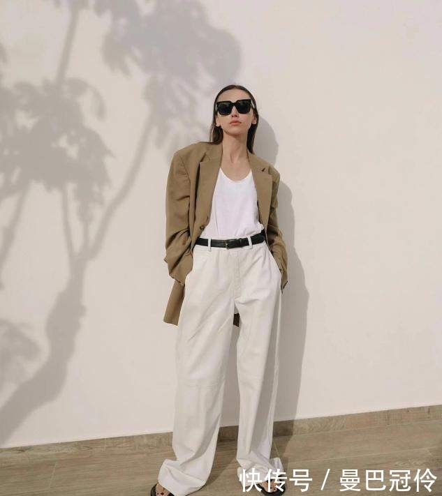 高级|奔六的女人,穿衣不要太繁琐!秋冬学会这样搭,越简单越高级