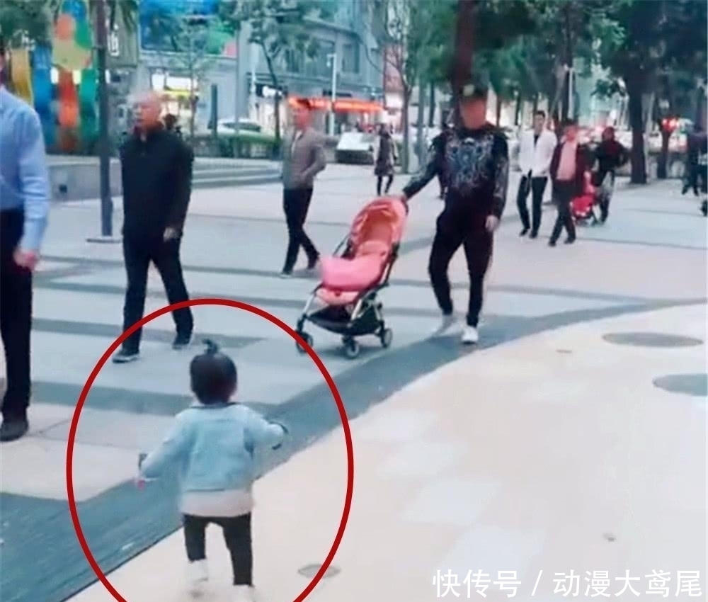 尴尬|萌宝跟妈妈一起出门逛街,突然看见了“爸爸”,画面却尴尬了