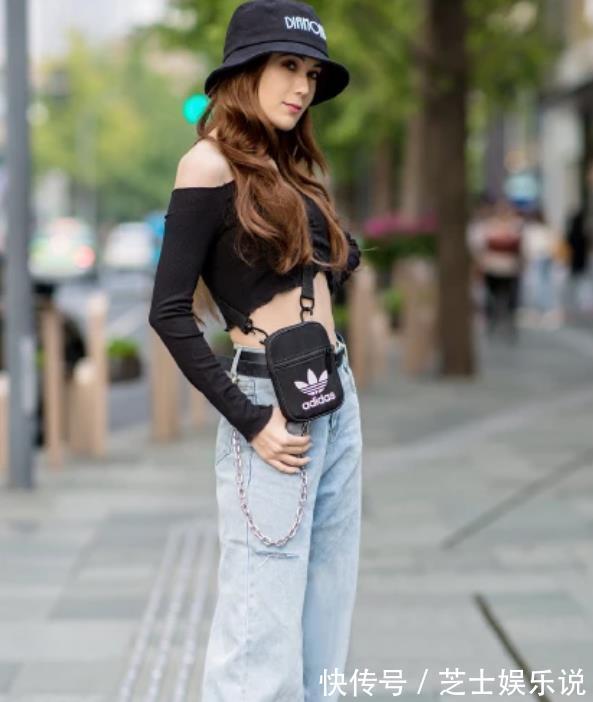 街拍|街拍活泼可爱的小姐姐,一件一字肩上衣配灰色长裙,美丽大方